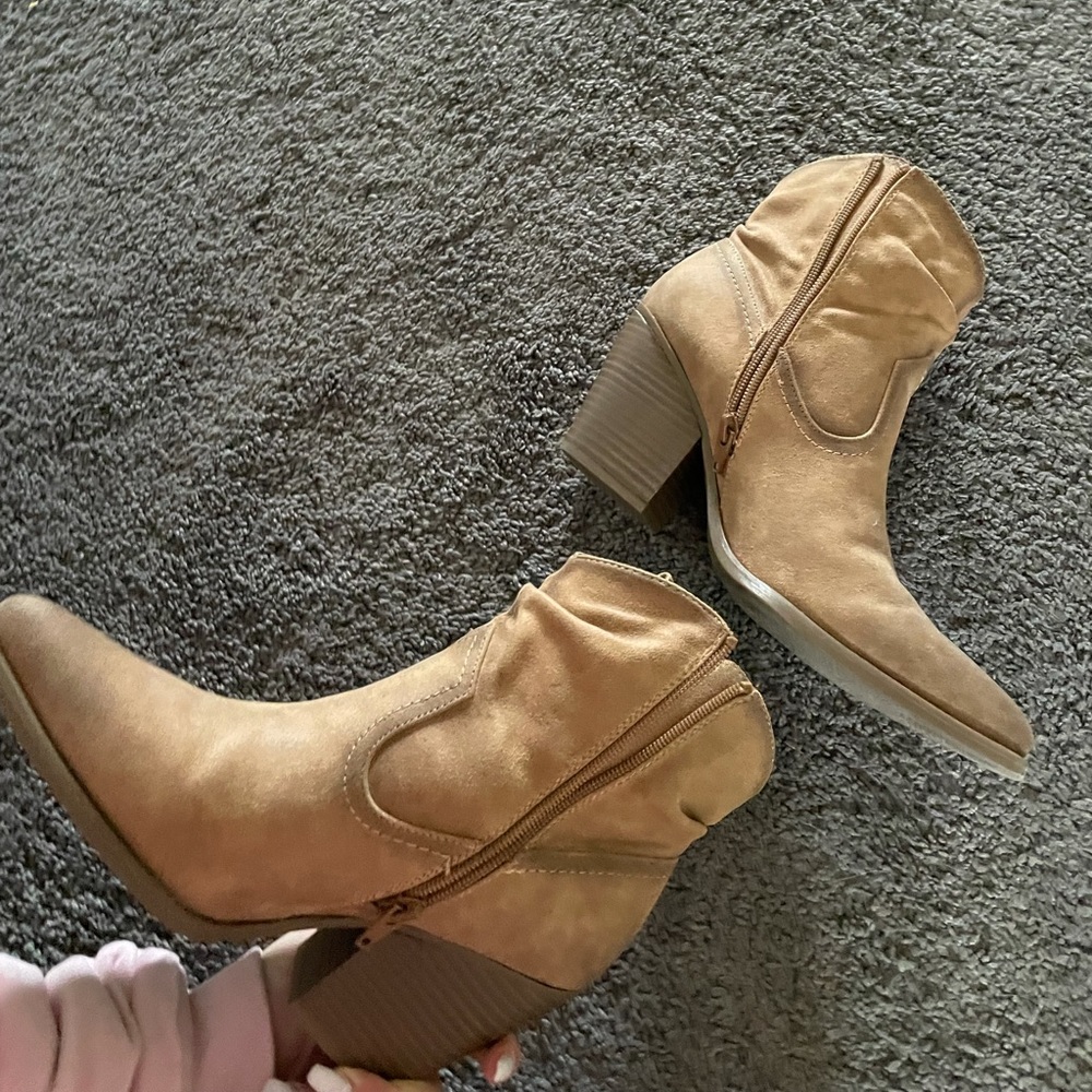 Cute rustic booties- size 8 - Picture 4 of 8